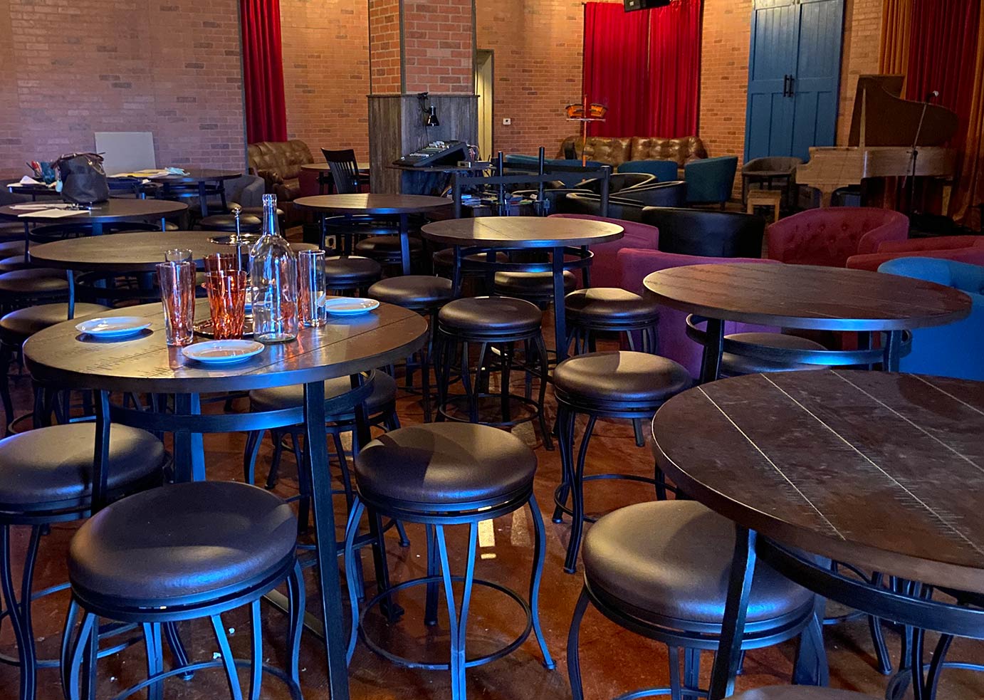 Huge room with tables and chairs